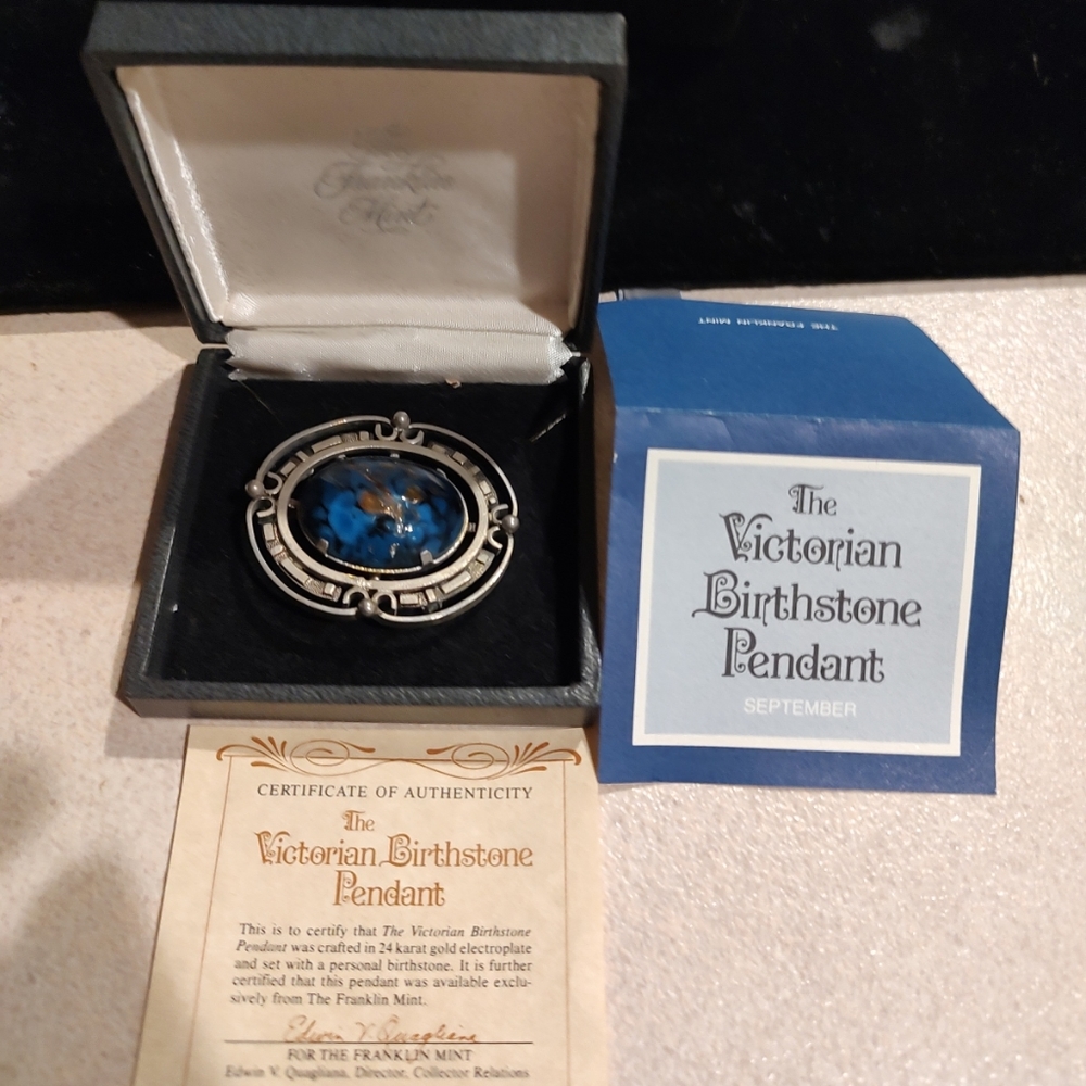 Beautiful antique Victorian brooch/pin true treasure produced Franklin Mint 1982